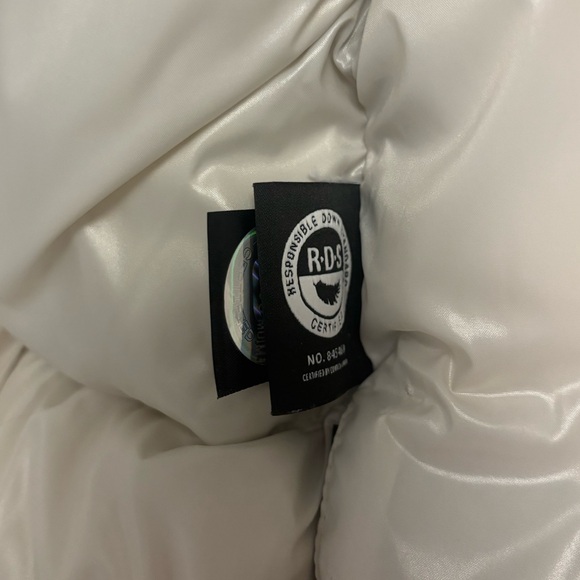 Aritzia - The Super Puff™ - Shorty Vest - Hi-Gloss - Birch - Size XXS/2XS !! 🤍 - Picture 8 of 8